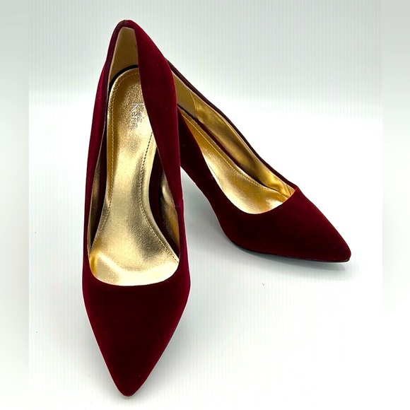 ✨🎄✨ K&M Bordeaux Red Velvet Heels Size 8B NWT - Picture 1 of 11
